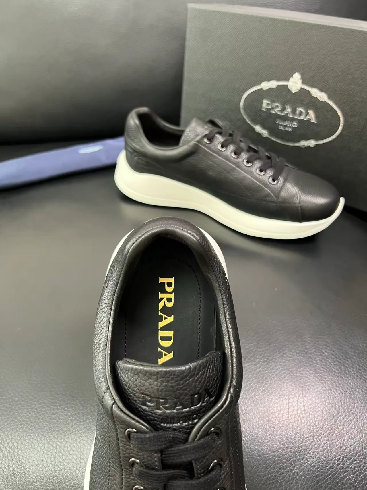 P440 38-45 Prada Prada’s new men’s leather sneakers, the highest version on the market, any comparison is welcome🆚! The original leather has excellent texture and is super high-end! Fetal sheep net lining imported from Italy, removable pad! Luxurious materials and fine workmanship, highly recommended! No. 058
